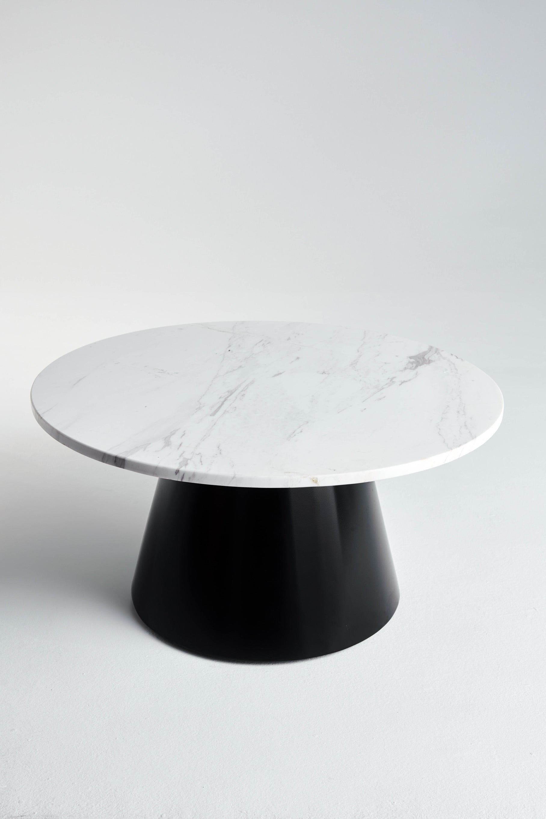 Calacatta Glow (Black Base)